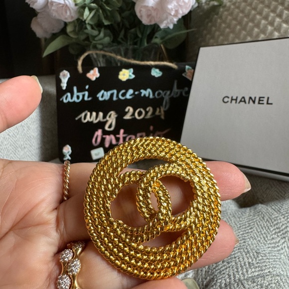 Chanel Vuntage Brooch *PRICE is FIRM* - Picture 10 of 15